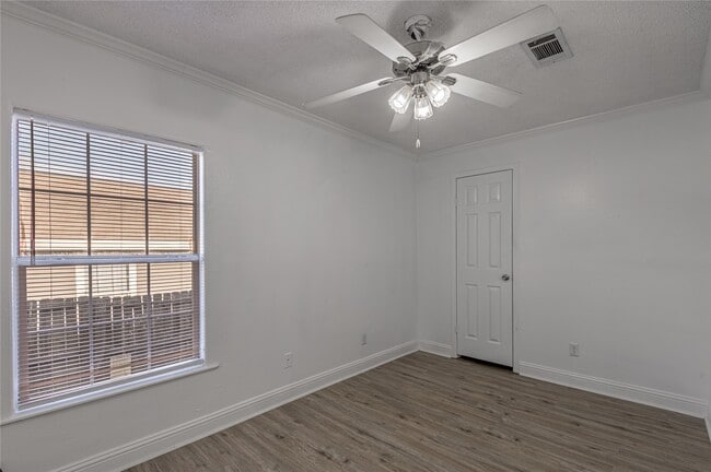 Building Photo - 121 Varsity Dr