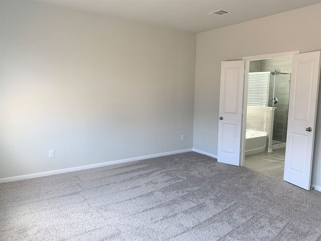 Building Photo - Large Single Level 4-bedroom in Oak Creek ...