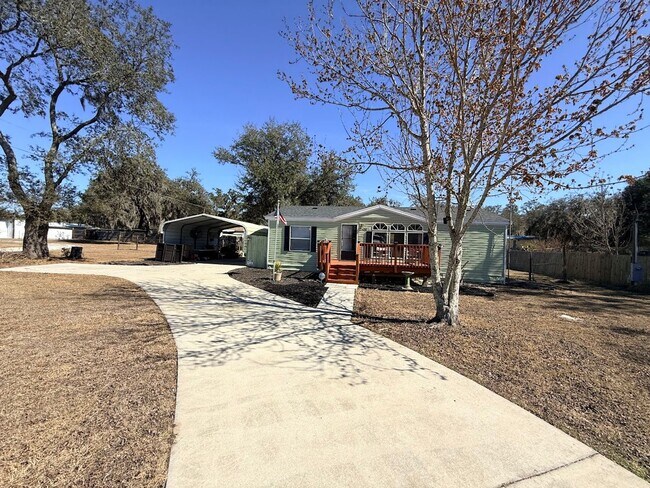 Building Photo - Super Cute 2/2 on almost half acre!