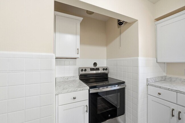 Building Photo - Charming Covedale Duplex