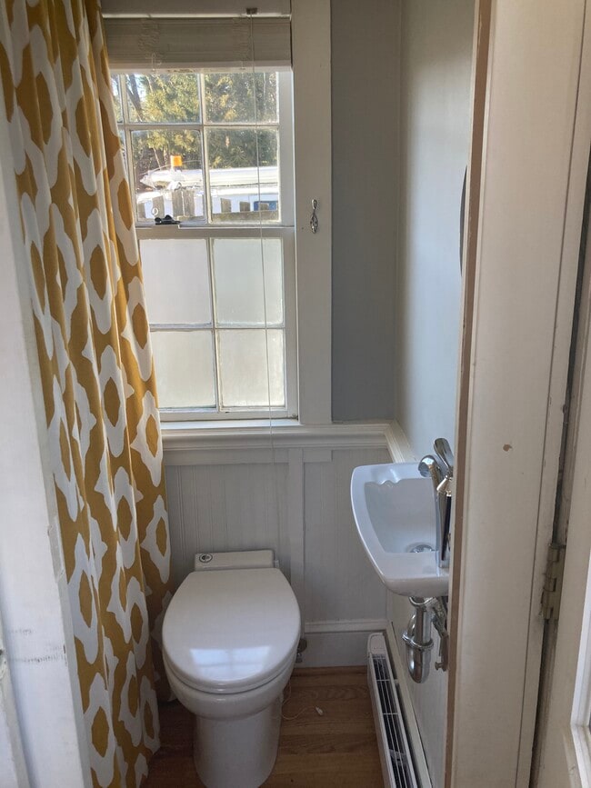 Half bath - 252 Loudoun St SW