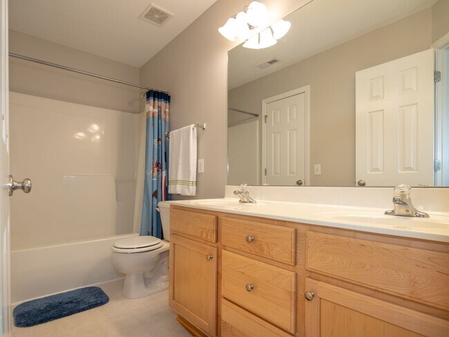 Building Photo - Spacious 4 bedroom home close to Southpoint! Available October 1st