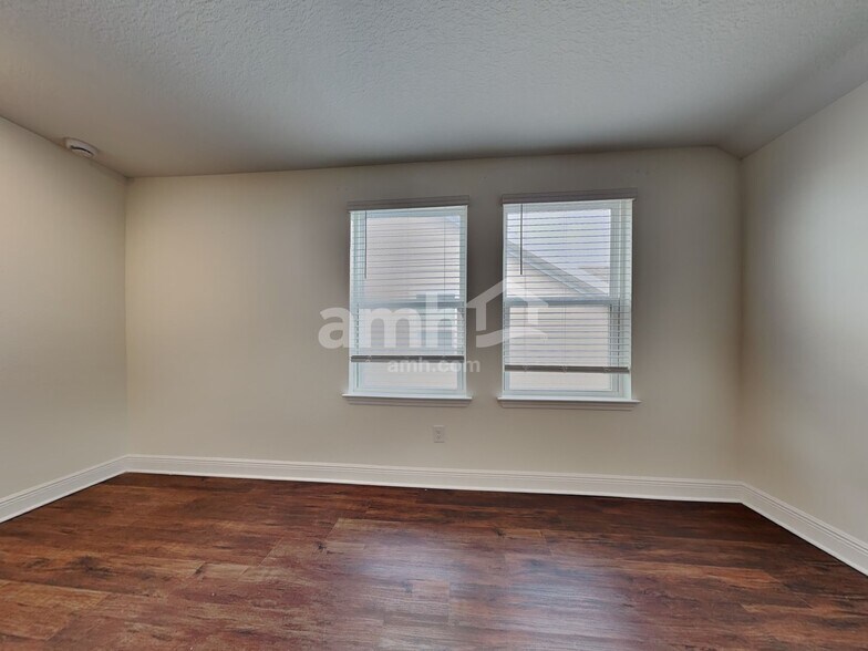 Building Photo - 27592 St Andrews Ave