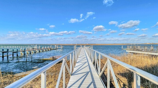 Building Photo - 909 N Cambridge Ave