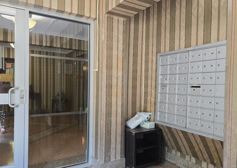 Building Photo - 2330 Linwood Ave