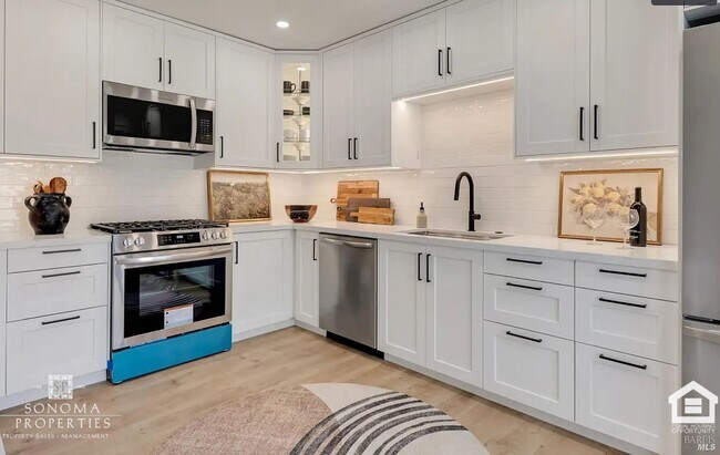 Building Photo - ***PRICE REDUCTION***  Modern Upstairs 2-B...