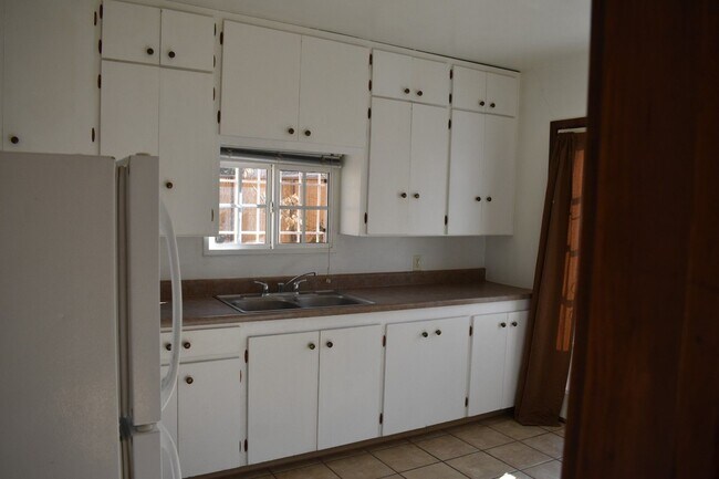 Building Photo - 422 Vassar Dr SE