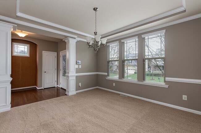 Building Photo - Gorgeous LARGE Family Home!