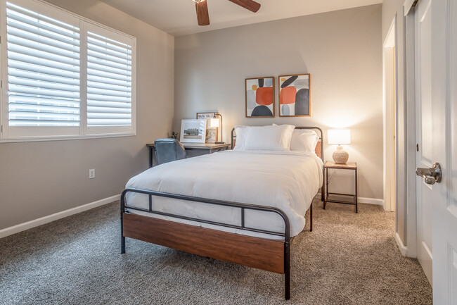 Ground floor bedroom with ensuite bathroom - 373 N Amedeo Ln