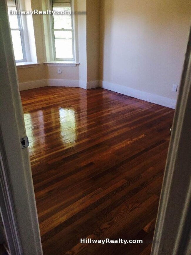 Building Photo - Central JP Location, In-Unit Laundry, Porc...