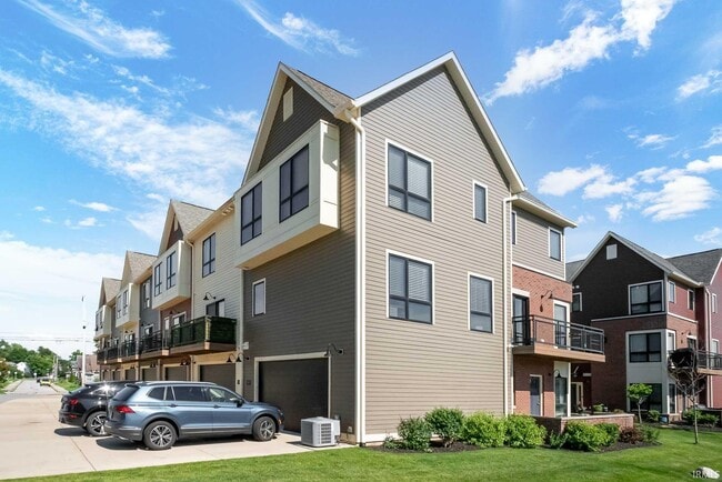 Building Photo - 327 S Frances St