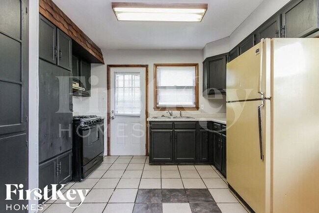 Building Photo - 1425 N Bolton Ave