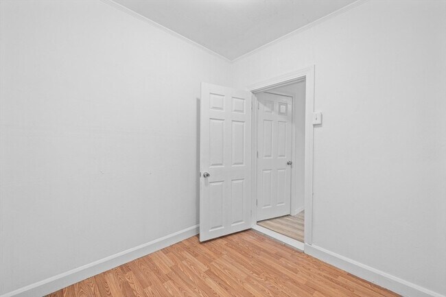 Building Photo - 20 Temple St