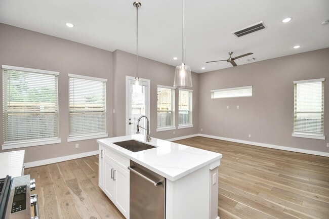 Building Photo - 304 Chobani Ln