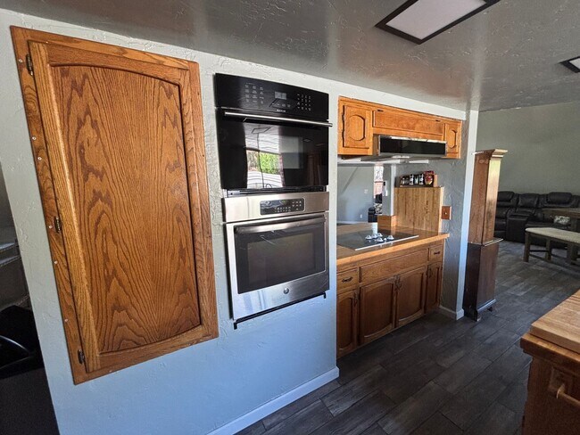 Building Photo - 4-BEDROOM 3-Bathroom FURNISHED Peaceful Country Living