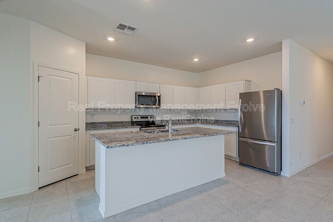 Building Photo - 6450 W Magdalena Ln