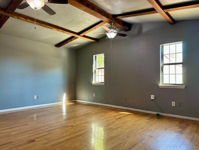 Building Photo - "Charming 3-Bed Oasis with 2 Full Baths in Lubbock – 1,610 Sq Ft of Comfort Awaits!"