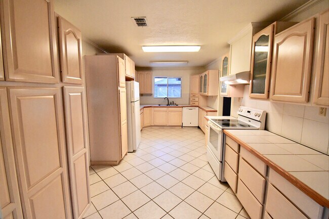 Building Photo - Gorgeous 4 Bedroom 2 Bathroom Kempner Home!
