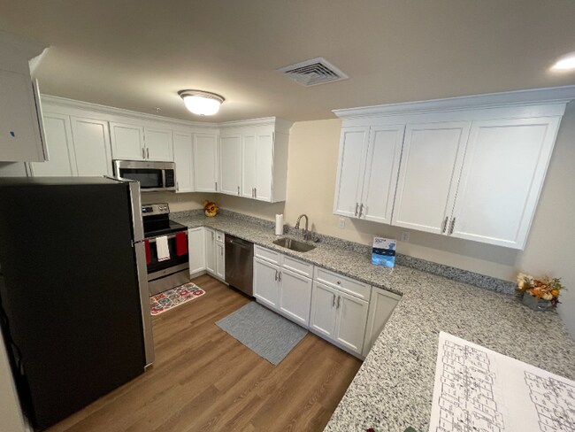 Building Photo - 540 Northend Dr