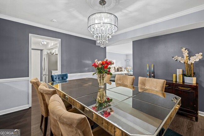 Building Photo - 6851 Roswell Rd