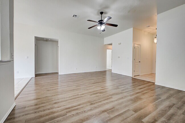 Building Photo - 608 Cavecreek St