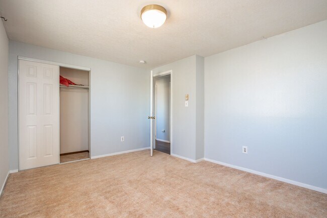 Building Photo - 544 S Watermelon Dr