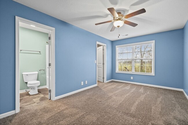 Building Photo - 2 Bedroom Condo For Rent With Community Swimming Pool!