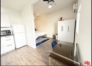 Building Photo - 225 S Clark Dr