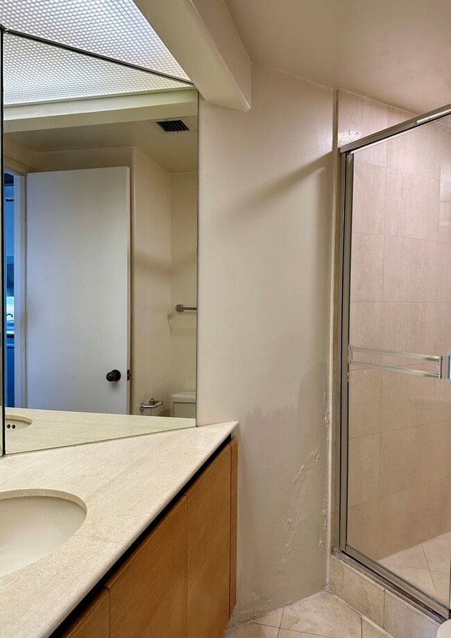Building Photo - Honolulu Park Place - 2BR/2BA/Tandem Parking