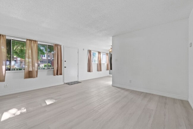 Building Photo - Welcome to this modern, remodeled condo!