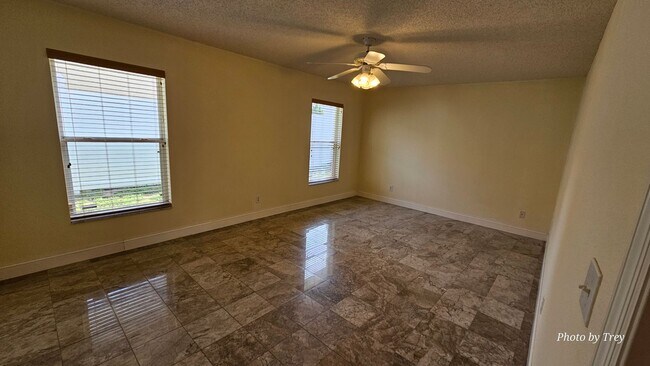 Building Photo - 3 Bed 2 Bath 2 Car Garage