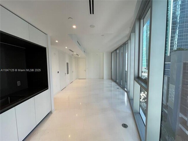 Building Photo - 300 Biscayne Blvd Way