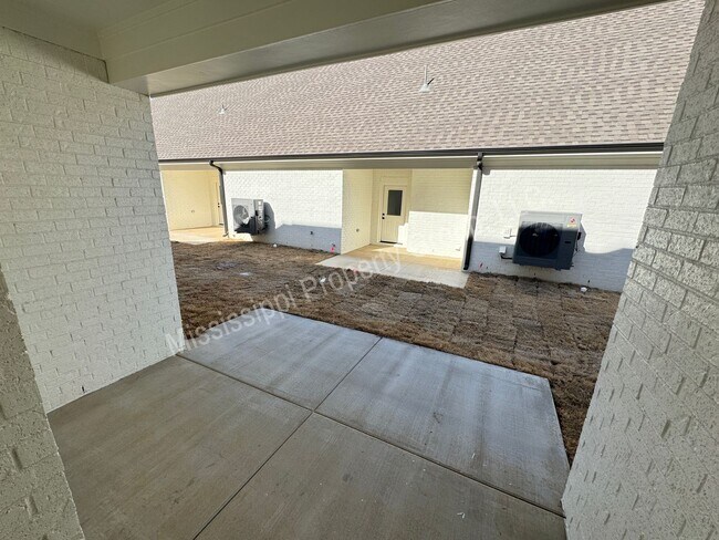 Building Photo - 721 Southview Dr
