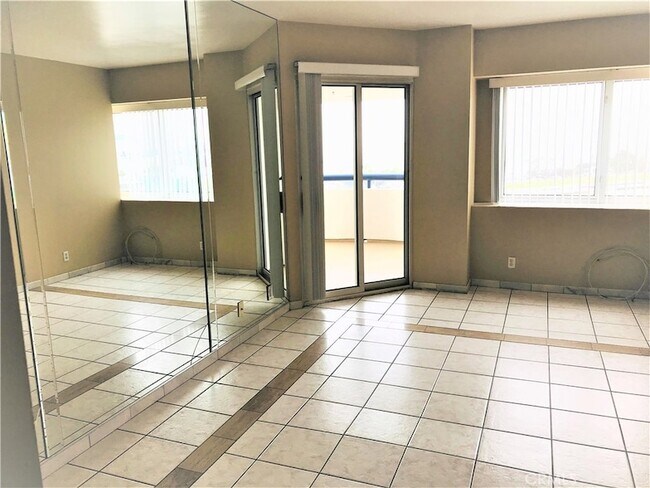 Building Photo - 525 E Seaside Way