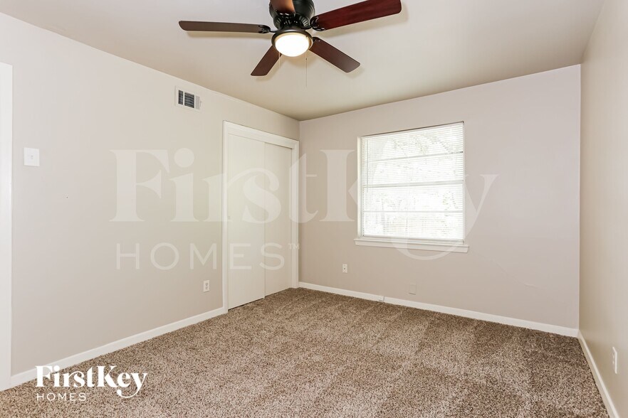 Building Photo - 10455 Plummer Dr