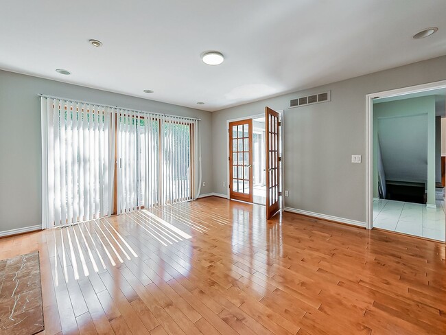 Building Photo - Fully Upgraded 3-Bed Farmington Hills Home!