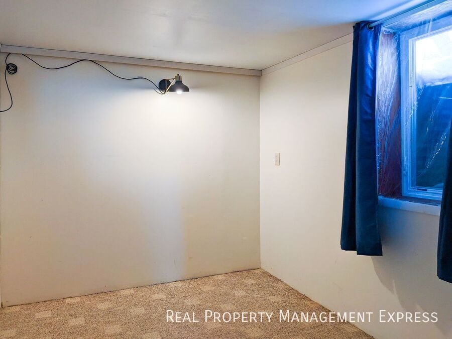 Building Photo - 3 Bed House w/ Fenced-In Yard