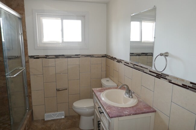 Building Photo - 5 E Judith Ann Dr