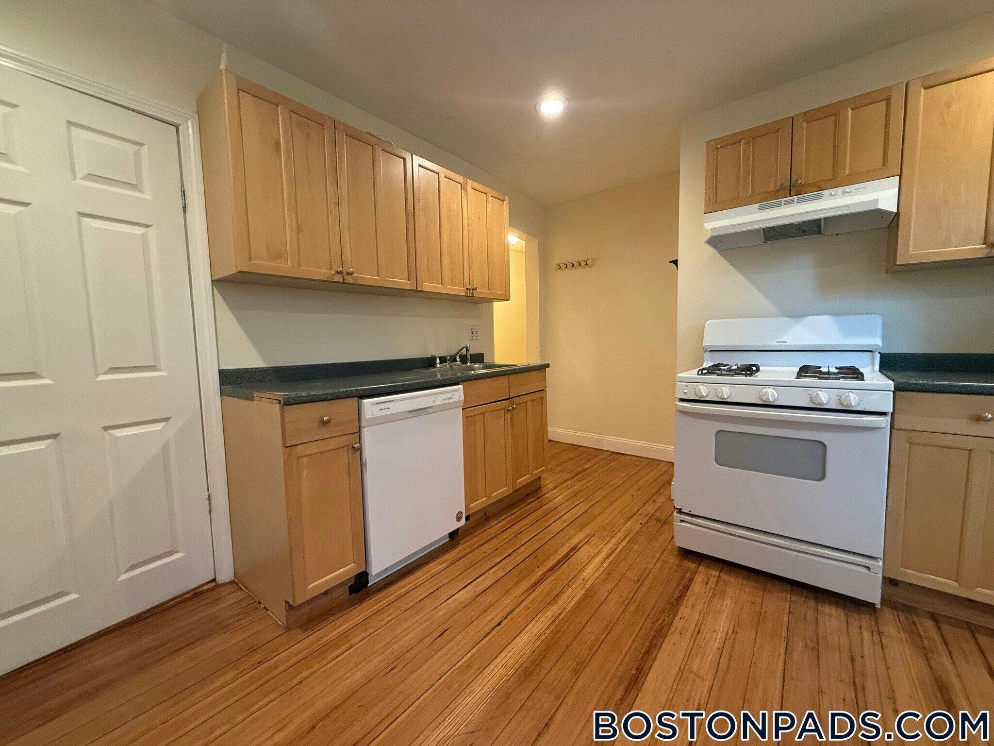 Building Photo - 64 Pleasant St