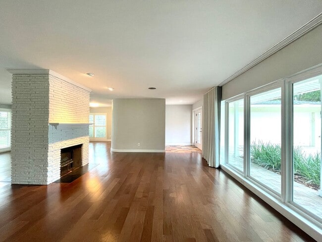 Building Photo - 6 month lease- AVAIL IN AUGUST- Immaculate...