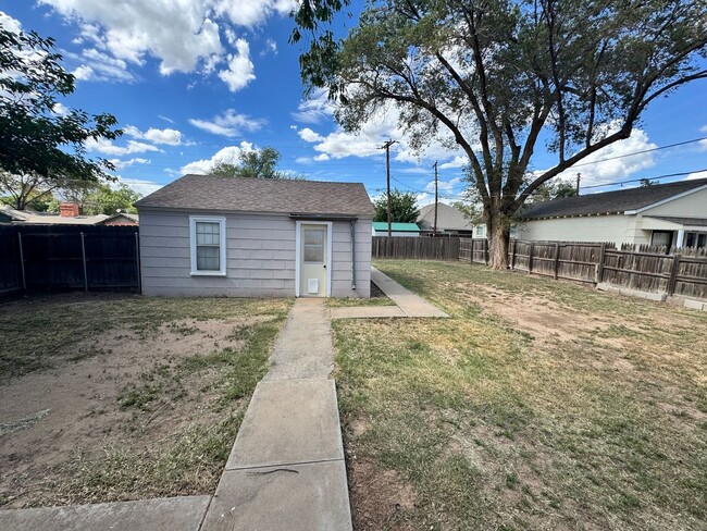 Building Photo - Charming 2 bedroom