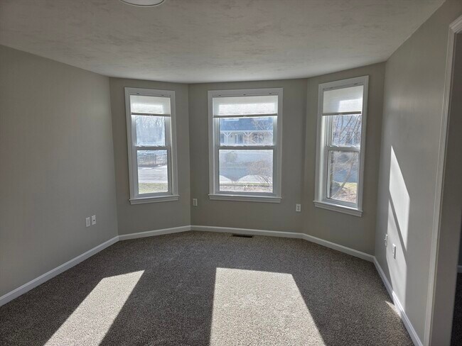 Building Photo - 284 School St