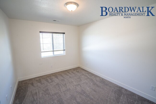 Building Photo - 440 1625 N