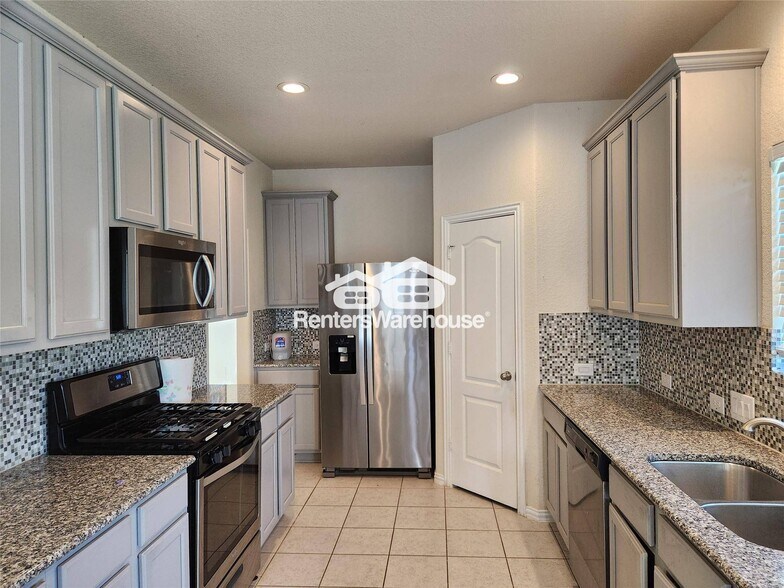 Building Photo - 12708 S Shore Dr