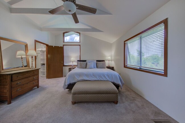 Building Photo - 404 Colorado Dr