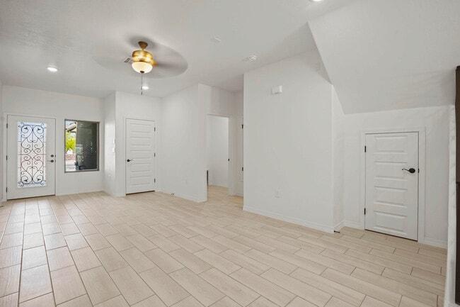 Building Photo - 6315 Escondido Dr