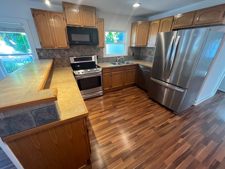 Building Photo - 212 W North Bay St