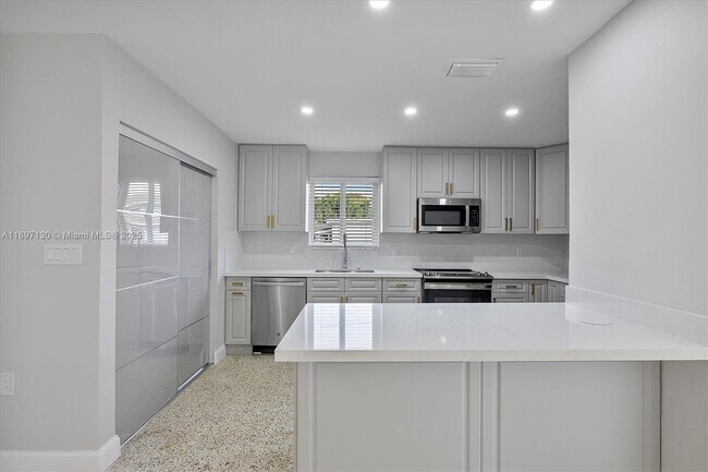 Building Photo - 3820 SW 92nd Ave