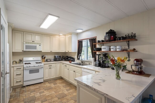 Building Photo - 55+ Senior Community~ 2 bed/2 bath with Am...