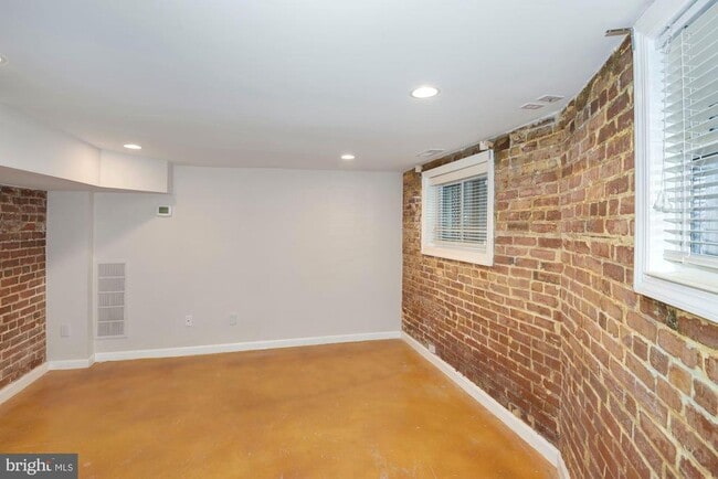 Building Photo - 2721 Ontario Rd NW